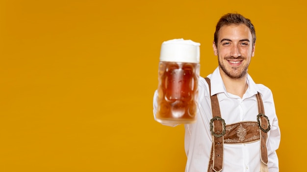 Hombre sujetando cerveza pinta con espacio de copia