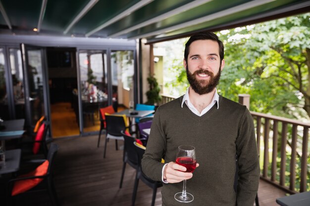 Foto gratuita hombre sujetando una copa de vino en el bar