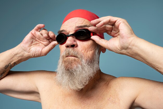 Hombre sujetando gafas de cerca