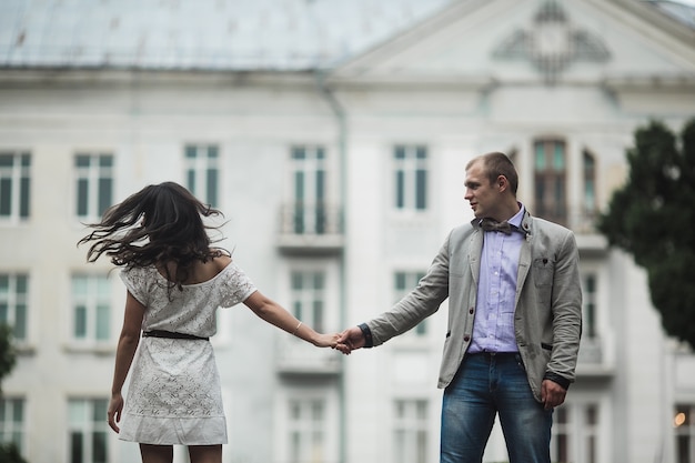 Hombre sujetando la mano de su mujer