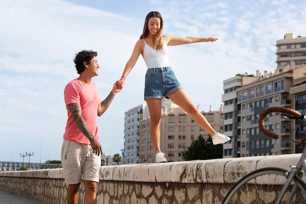 Hombre sujetando la mano de su novia al aire libre