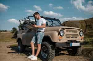 Foto gratuita hombre sujetando el mapa mientras viaja en coche