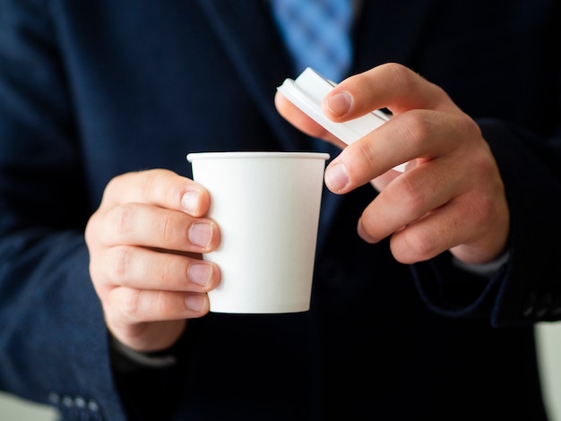 Hombre sujetando la maqueta de la taza de café