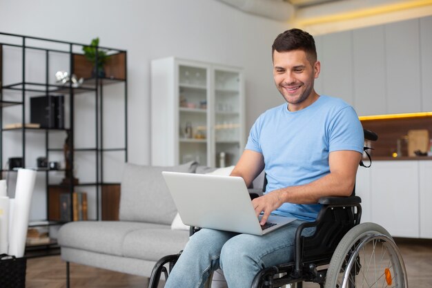 Hombre sujetando un portátil de tiro medio