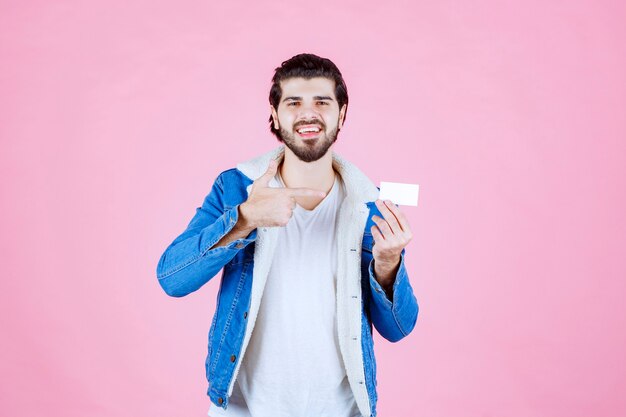 Hombre sujetando y presentando su nueva tarjeta de visita