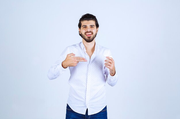 Hombre sujetando y promocionando una taza de café o café