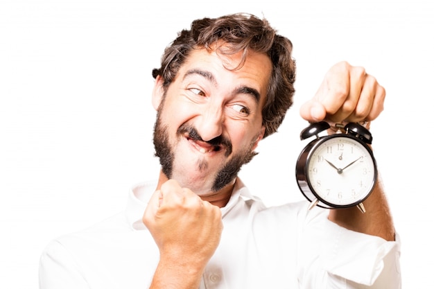 Hombre sujetando un reloj despertador