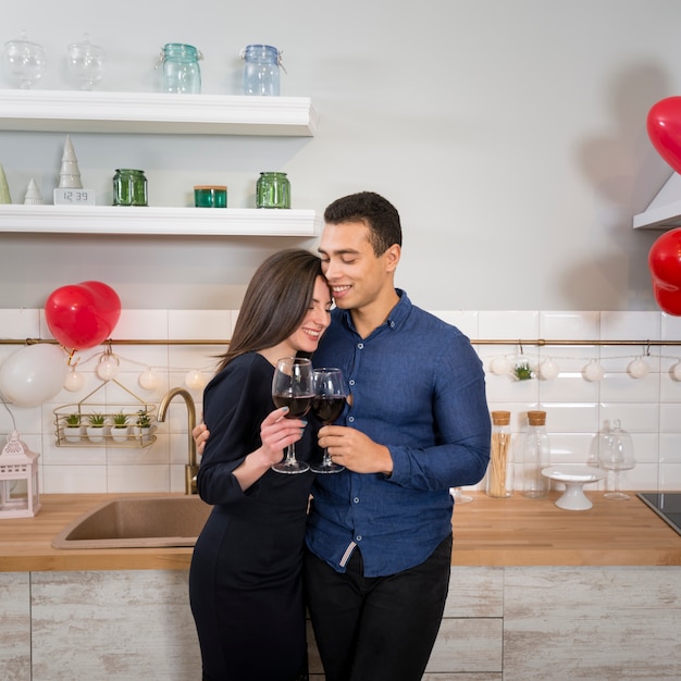 Foto gratuita hombre sujetando a sus novias mientras sostiene una copa de vino