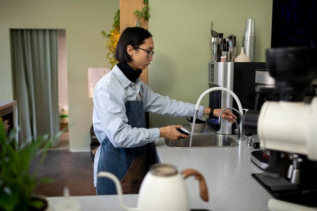 Hombre sujetando una taza de tiro medio