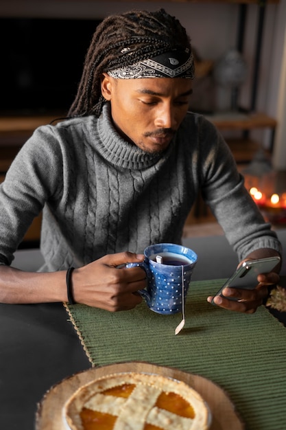 Foto gratuita hombre sujetando el teléfono de tiro medio