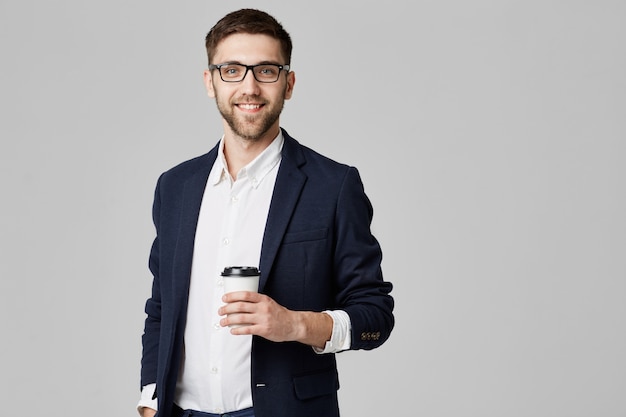 Hombre sujetando un vaso