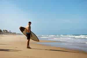 Foto gratuita hombre surfeando en brasil