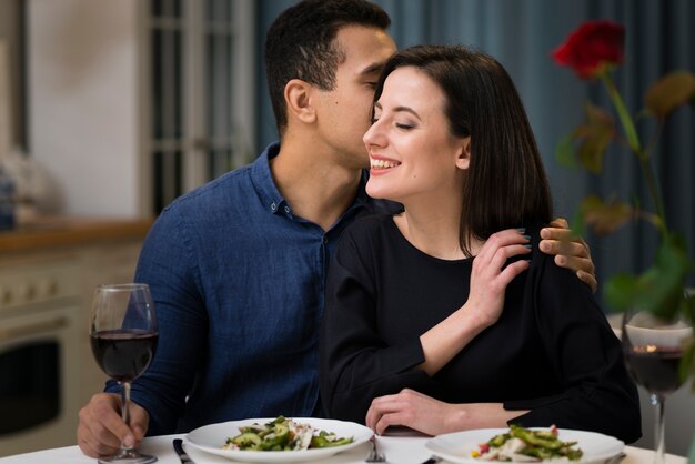 Hombre susurrando algo a su esposa