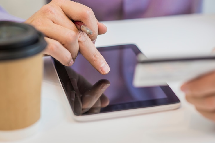 Foto gratuito hombre con tablet pc y tarjeta de crédito interior, compras en línea