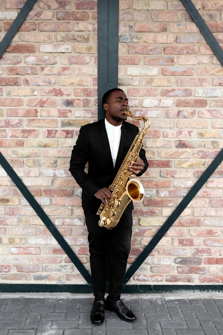 Foto gratuito hombre talentoso de tiro completo tocando el saxofón
