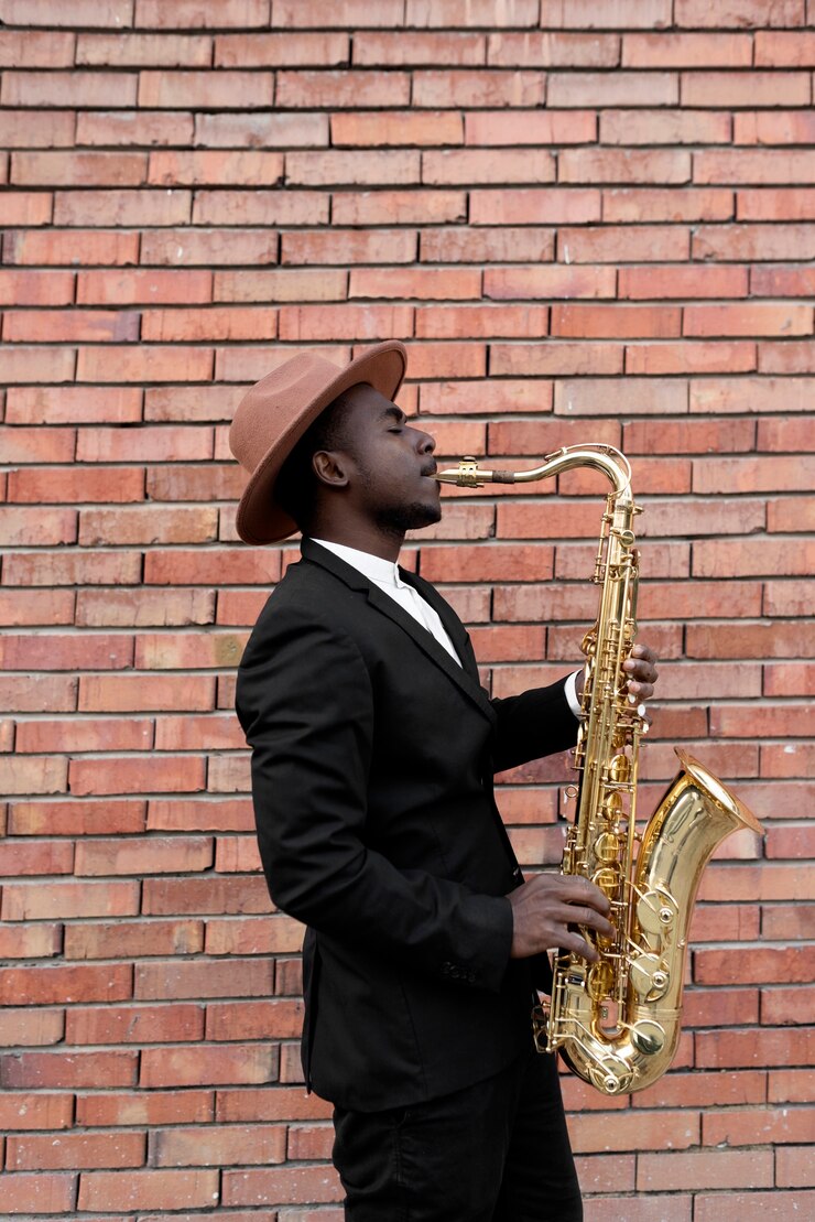Foto gratuito hombre talentoso de tiro medio tocando el saxofón