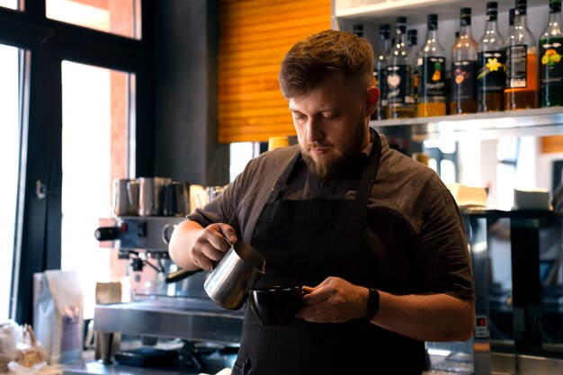 Hombre de talla grande de plano medio trabajando como barista