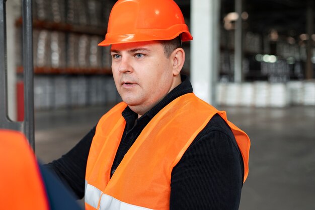 Hombre de talla grande de plano medio trabajando en la construcción