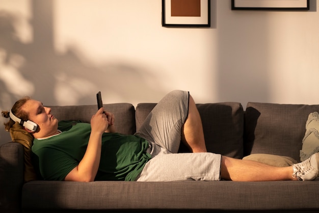 Hombre de talla grande de tiro completo con auriculares