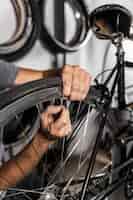 Foto gratuita hombre en taller creando bicicleta