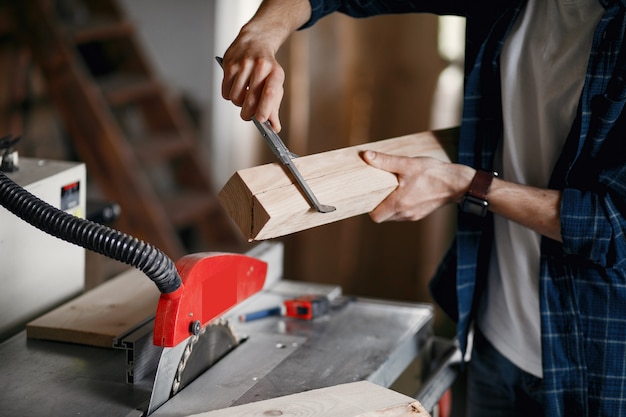 Hombre en el taller con madera