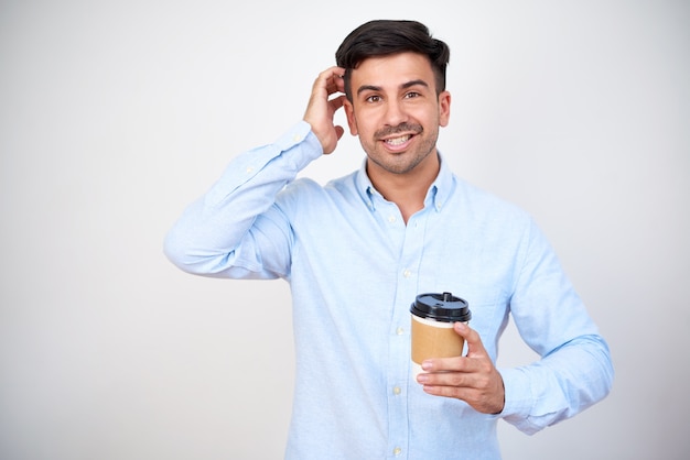 Hombre con taza de café