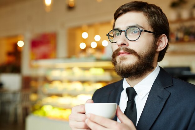 Hombre con taza de té