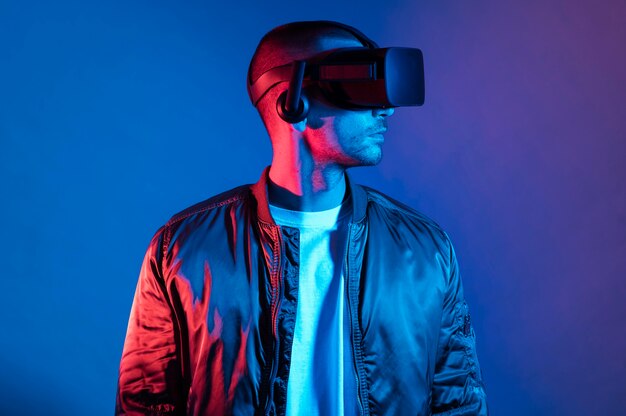 Hombre con tecnología de gafas vr tiro medio