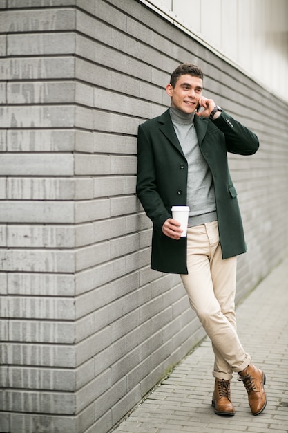 Hombre con teléfono en la chaqueta