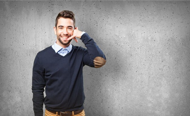 Hombre con un teléfono echo con su mano