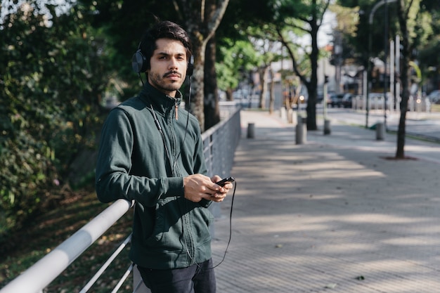 Foto gratuita hombre con teléfono inteligente y auriculares