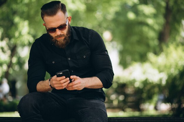 Hombre con teléfono en el parque