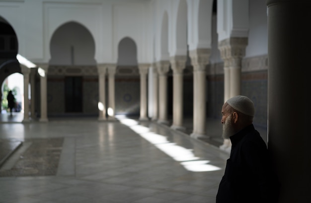 Hombre en un templo