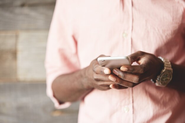 Hombre, tenencia, smartphone, primer plano