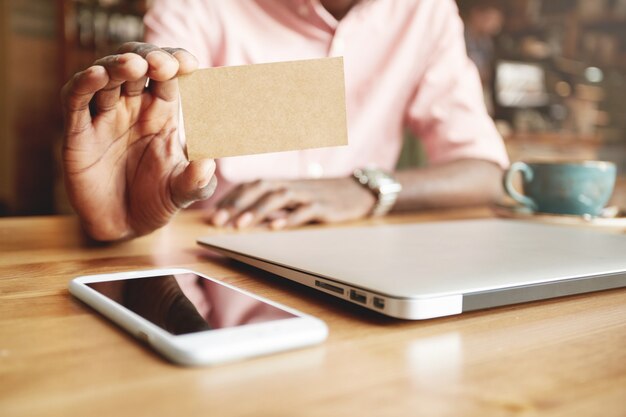 Hombre, tenencia, tarjeta de crédito, primer plano