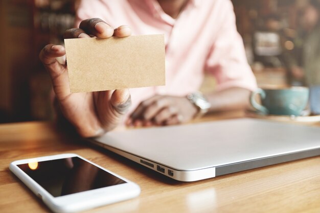 Hombre, tenencia, tarjeta de crédito, primer plano