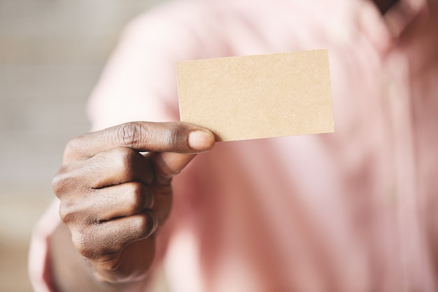 Hombre, tenencia, tarjeta de crédito, primer plano