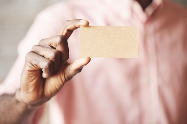 Hombre, tenencia, tarjeta de crédito, primer plano