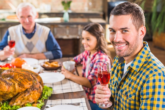 Foto gratuita hombre, tenencia, vidrio, en la mesa