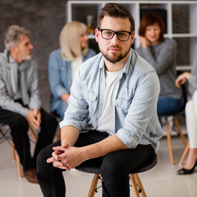 Foto gratuita hombre en terapia de grupo