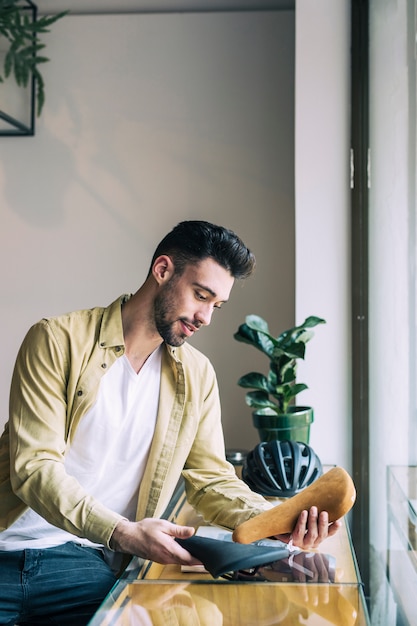 Foto gratuita hombre en una tienda de bicicletas urbanas