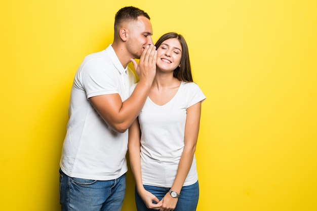 El hombre tiene un secreto de los demás y tiene una conversación tranquila con su novia