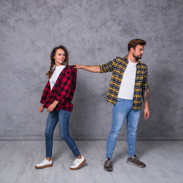 Foto gratuita hombre, tirar, mujer, en, camisa