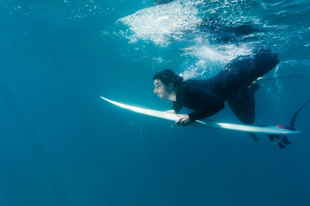 Hombre de tiro completo bajo el agua