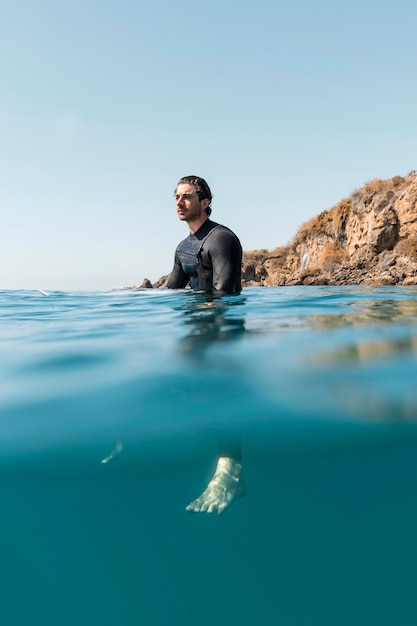 Hombre de tiro completo bajo el agua