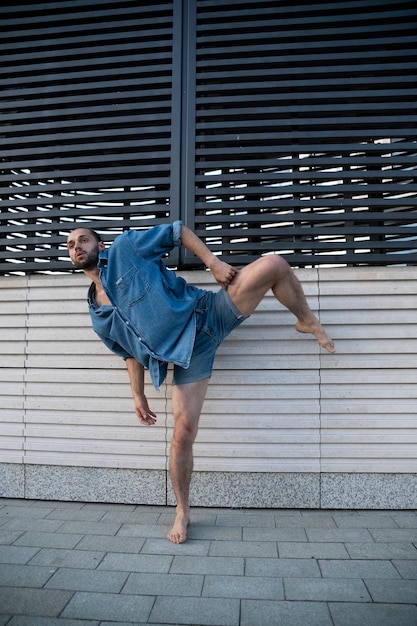 Foto gratuita hombre de tiro completo bailando afuera