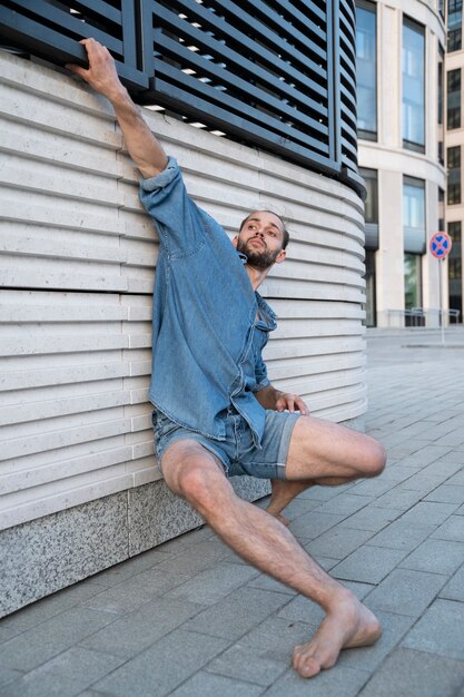 Hombre de tiro completo bailando al aire libre