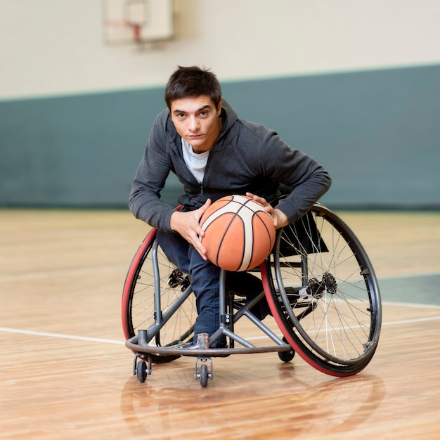 Foto gratuita hombre de tiro completo con baloncesto