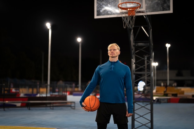 Foto gratuita hombre de tiro completo con baloncesto