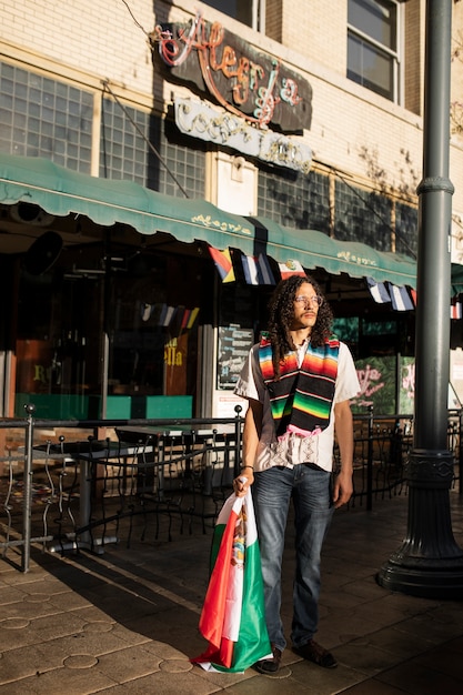 Hombre de tiro completo con bandera mexicana